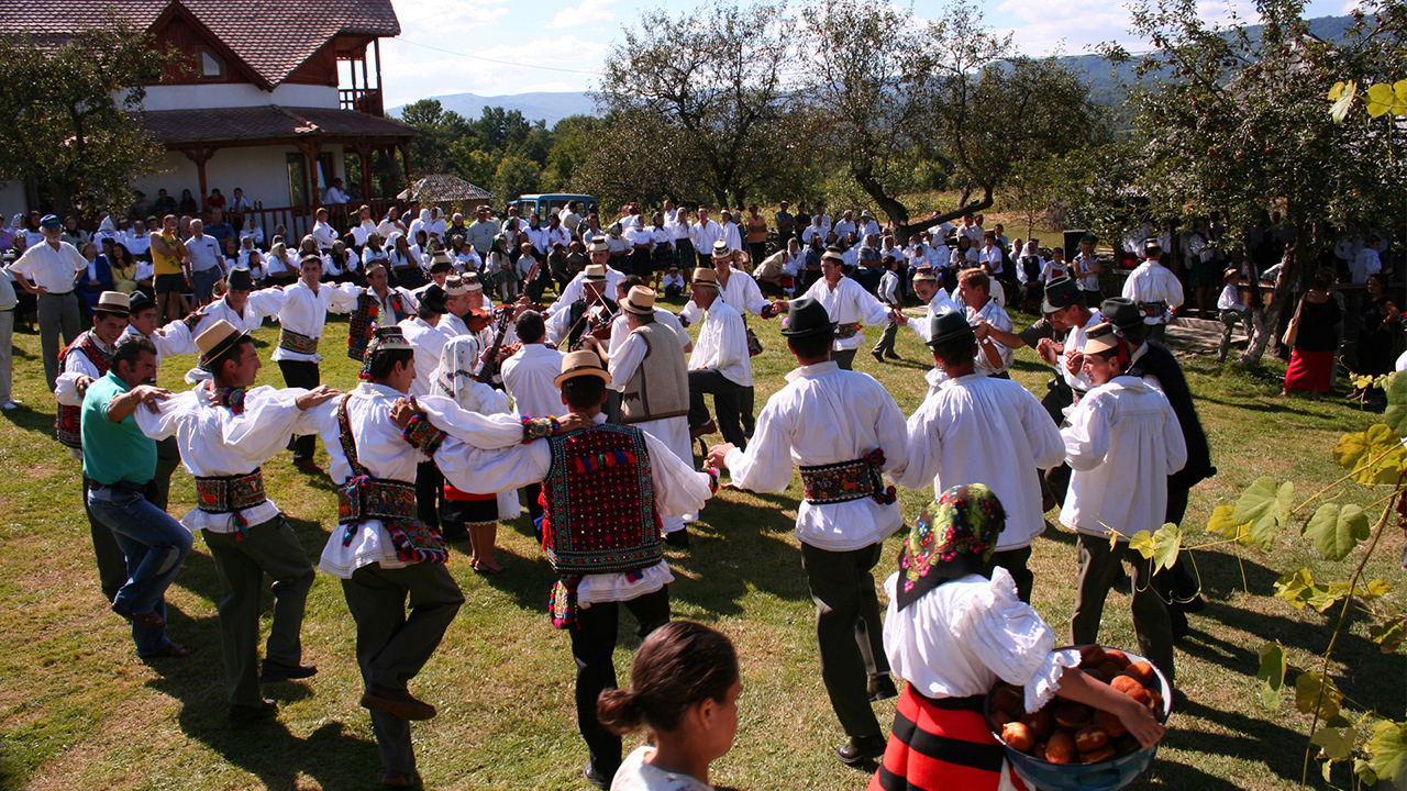 Jocul satului - Hoteni Jocul satului - Hoteni